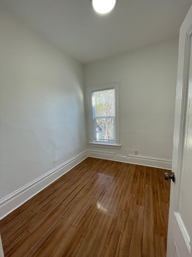 Building Photo - 1024 Wood St