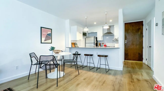 Building Photo - 532 N Rossmore Ave