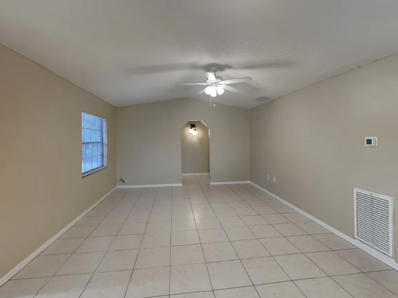 Building Photo - 902 Sunshine Way SW