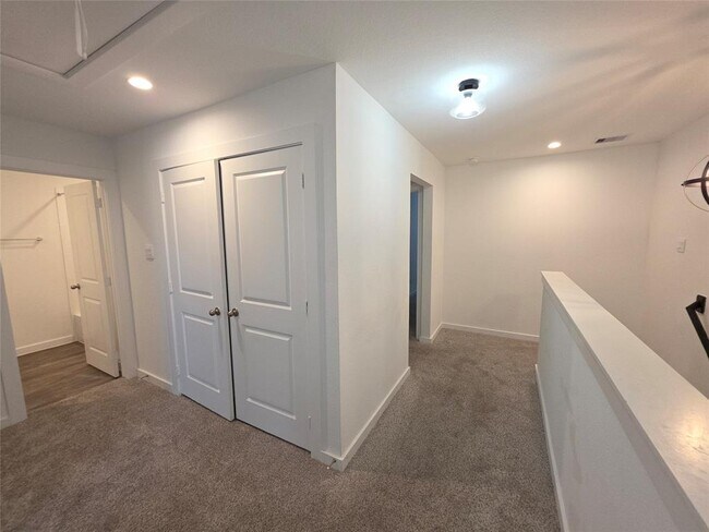 Building Photo - 3013 La Latina Dr
