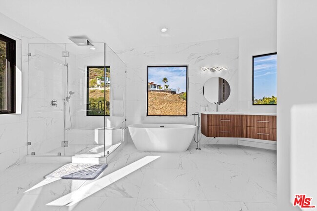 Building Photo - 6380 Meadows Ct