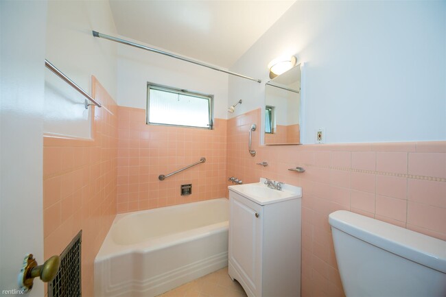 Building Photo - 1 br, 1 bath 4plex - 535 South Sierra Madr...