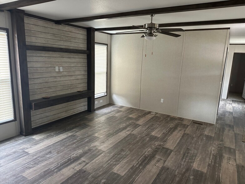 Building Photo - 5565 Bermuda Dr