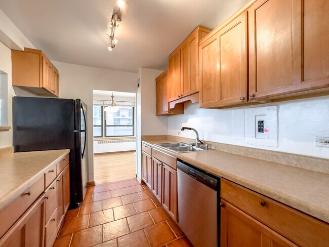 Building Photo - 4180 N Marine Dr