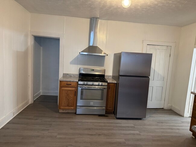 Building Photo - 460 Storms Ave