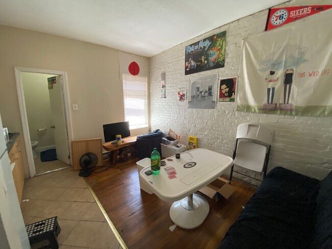 Building Photo - Fantastic 2 Bed Right Off The E Line!