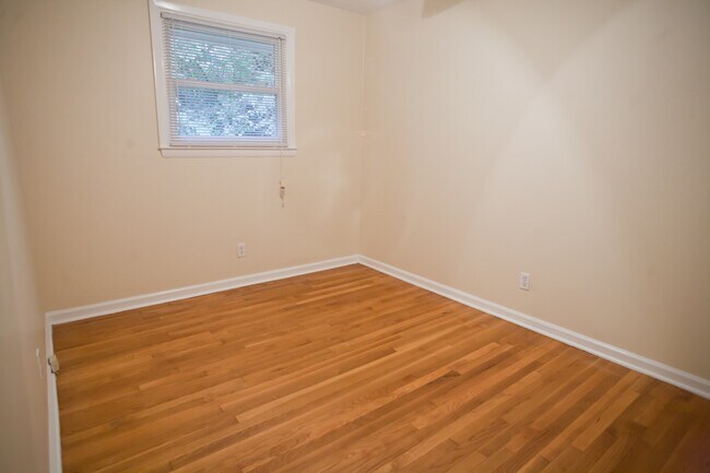 Building Photo - 2-bedroom apartment close to campus