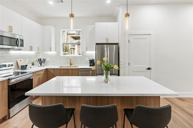 Building Photo - 582 Hope St SW