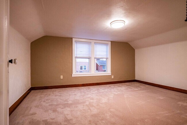 Building Photo - SCORE 50% OFF 1ST MONTH'S RENT IF SIGNED BY DEC 19! Gorgeous 3 bedroom home in Scott Township ava...