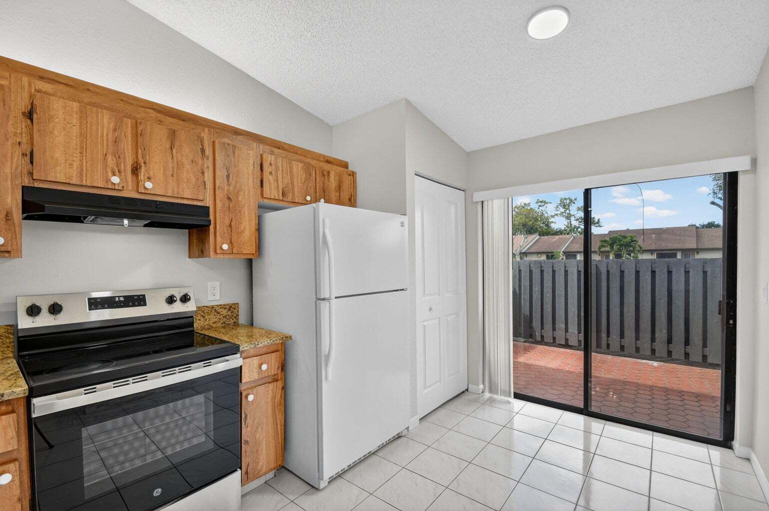 Building Photo - 704 Sunny Pine Way