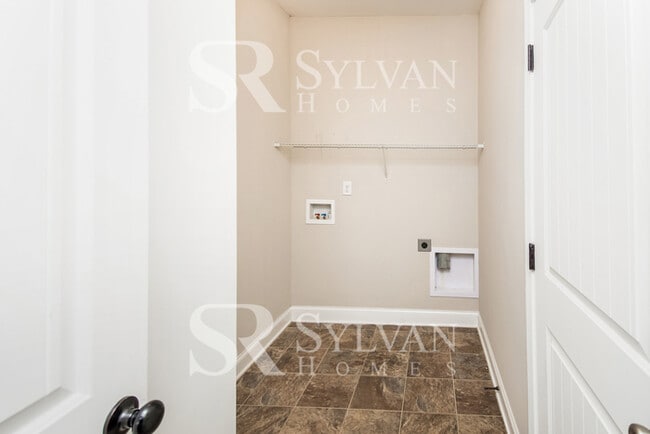 Building Photo - Gorgeous 4-bedroom, 2.5-bathroom house