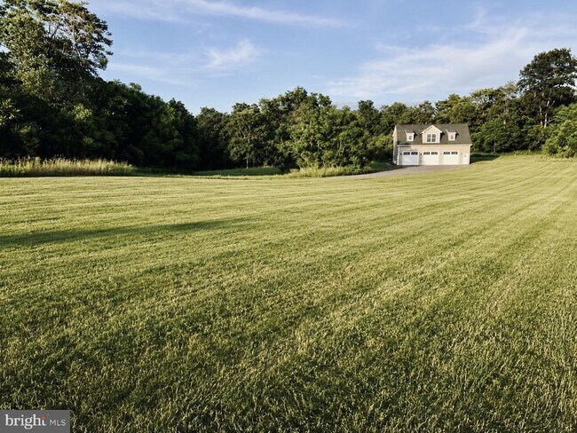 Building Photo - 927 Goldmiller Rd