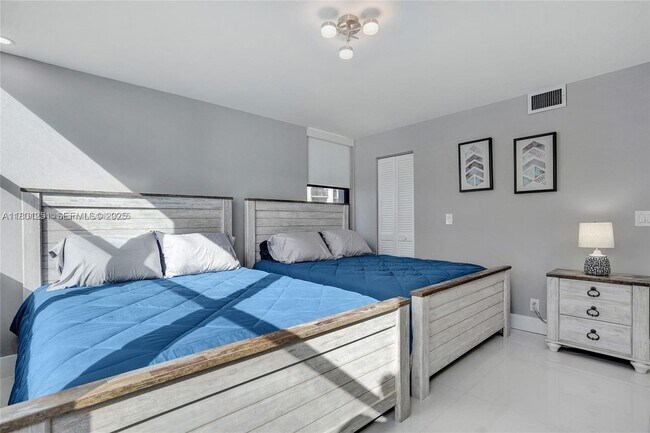 Building Photo - 2301 S Ocean Dr