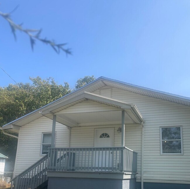Building Photo - Knoxville 37920 - 3 bedroom, 1 bath home - Contact Lisa Vineyard & Shannon Russell (865)216-9334