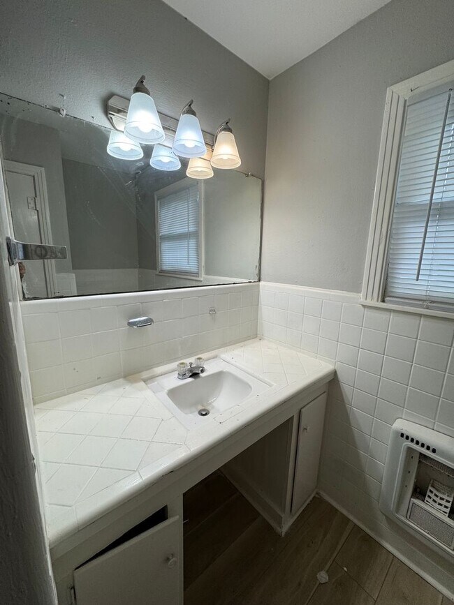 Building Photo - Central Waco Home