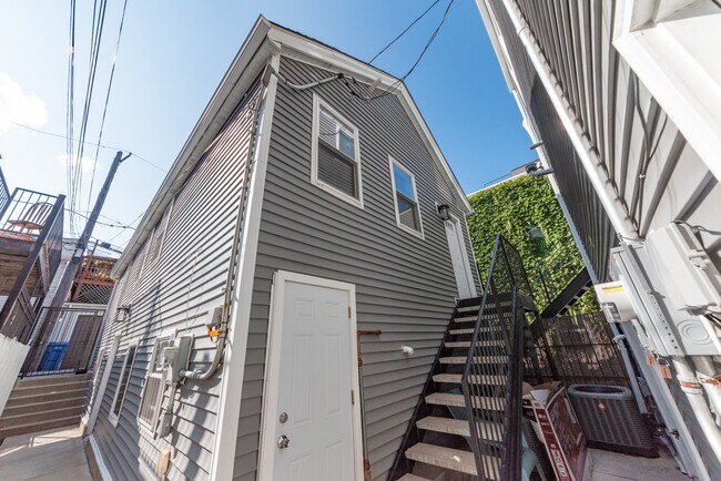 Building Photo - 712 N Willard Ct