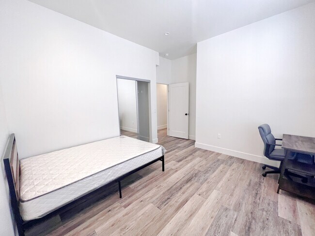 Building Photo - 1301 W 22nd St