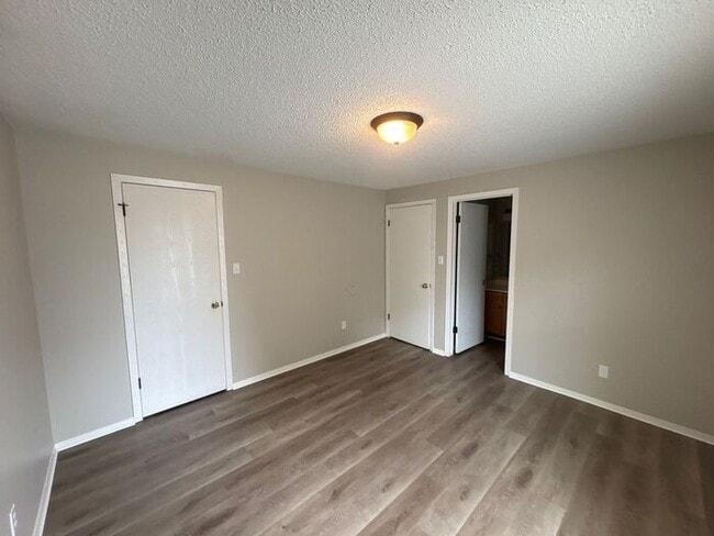 Building Photo - **Updated 2-Level Townhome in Fort Collins...