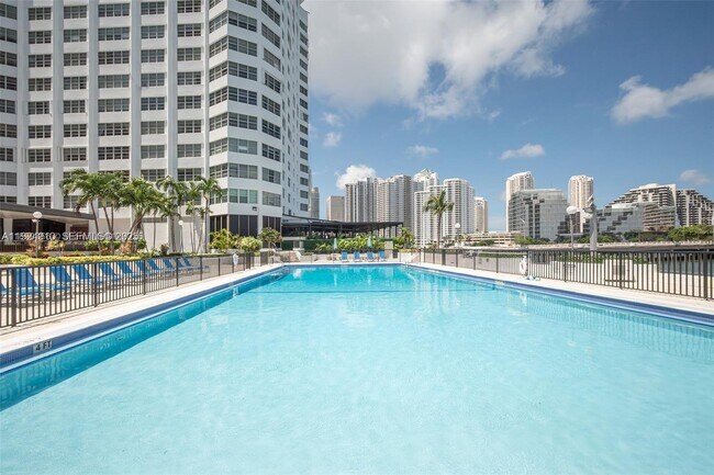 Building Photo - 905 Brickell Bay Dr