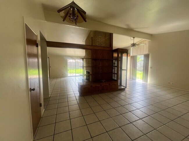 Building Photo - Light, bright, & Move- In ready with ultimate flexibility!