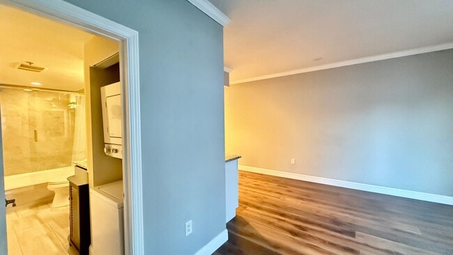 Building Photo - Bright 1BR/1BA w/ City Views, Amenities and just Steps to Embarcadero -AMSI