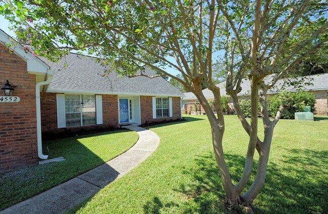 Building Photo - Spacious 5-Bedroom Home in Gated Parkwood ...