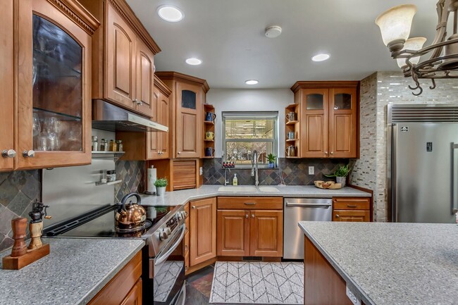 Building Photo - Beautiful 5-Bedroom Home in Sandy!