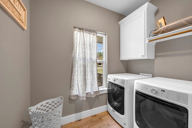 Building Photo - 113 Winding Oak Dr