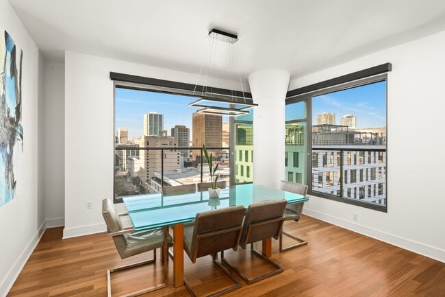 Building Photo - Luxurious 17th-Floor Renaissance Condo with Stunning City Views