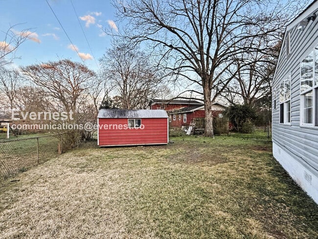 Building Photo - 3056 Highland Dr