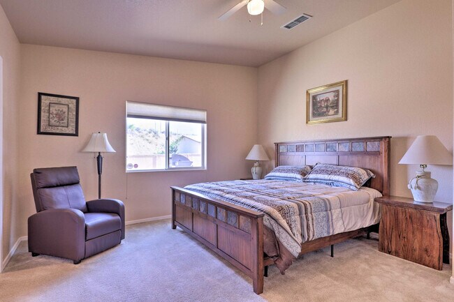 Building Photo - 2447 Rio Dr