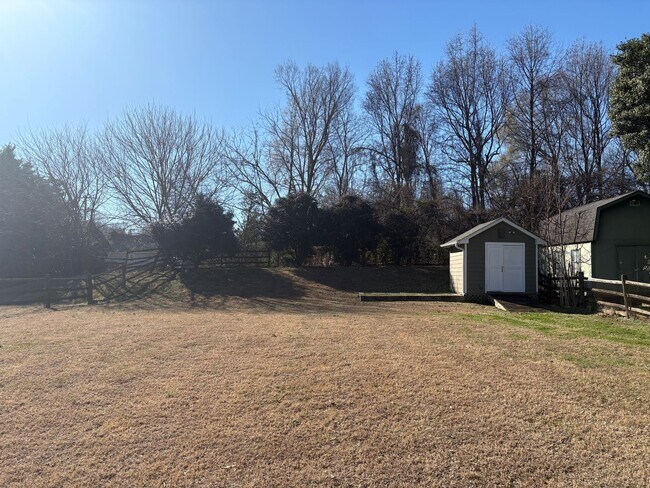 Building Photo - Rent Special on Beautifully Updated 3 Bedroom Home!