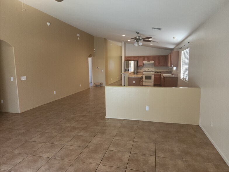 Building Photo - 4042 E Big Game Pl