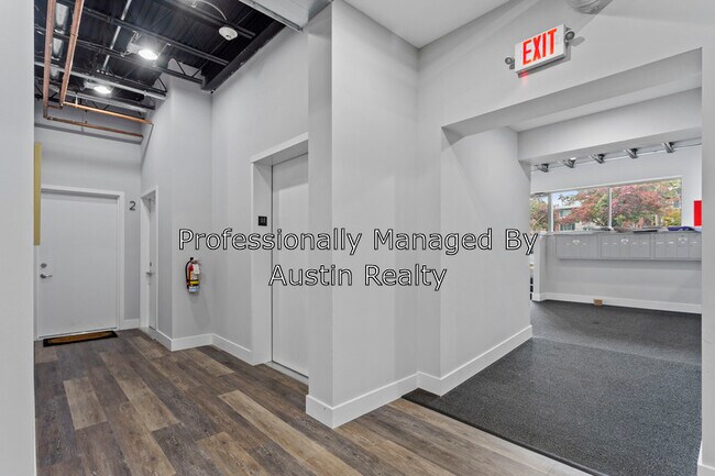 Building Photo - 4650 Hampton Ave