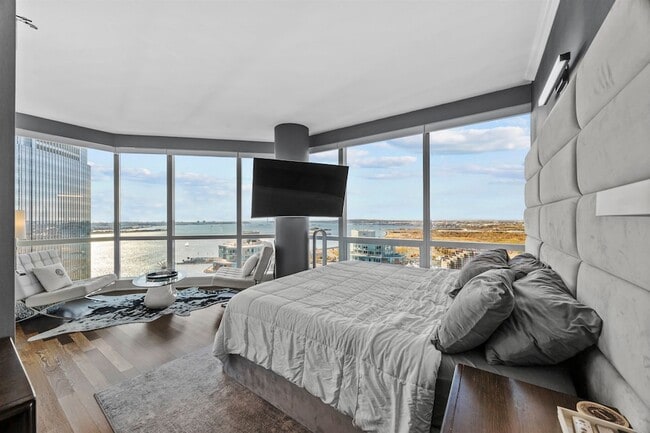 Building Photo - 77 Hudson St