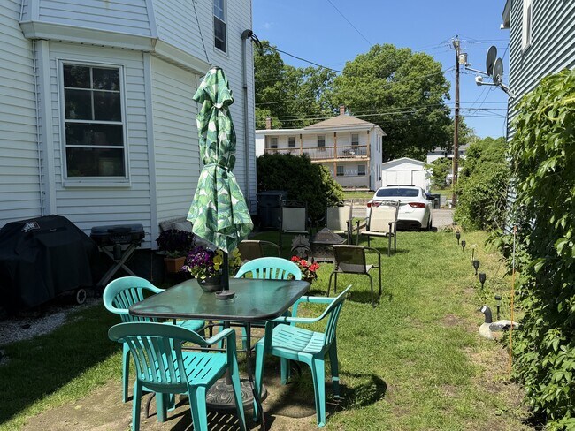 Building Photo - 210 6th St