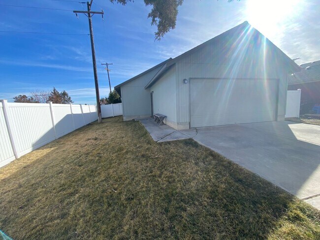 Building Photo - Single-Level Home in a Convenient NE Bend Location