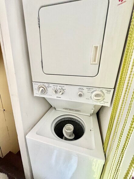 Building Photo - 717 Parker St