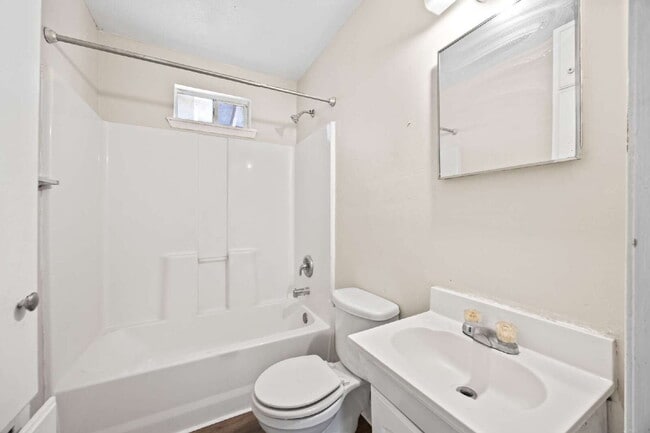 Building Photo - Confortable 2 bedroom 1 bath
