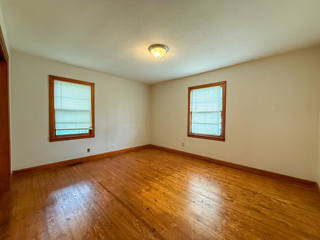 Building Photo - 325 4th St