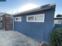 Building Photo - 924 E Meadow Ave