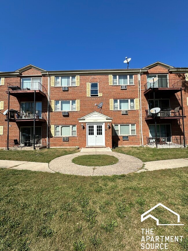 Building Photo - 1026 S River Rd