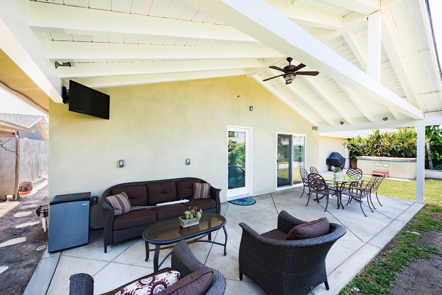 Backyard and jacuzzi - 3179 Sicily Ave