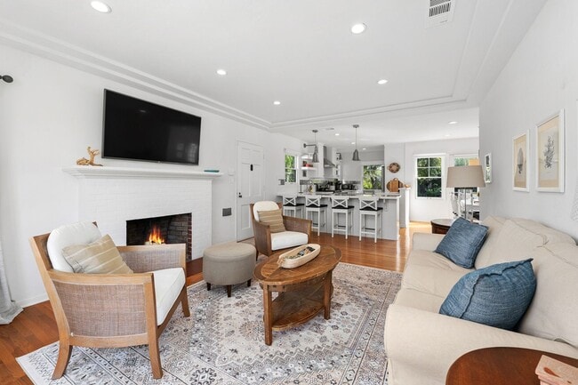Building Photo - Charming La Jolla Beach Cottage