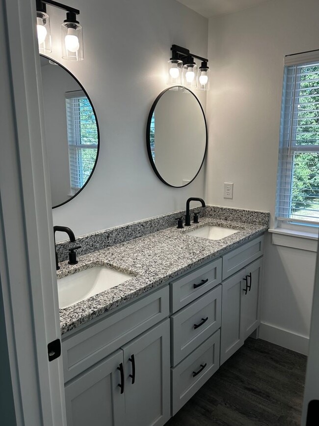 Building Photo - 3 Bedroom 2 Bathroom Home for Rent