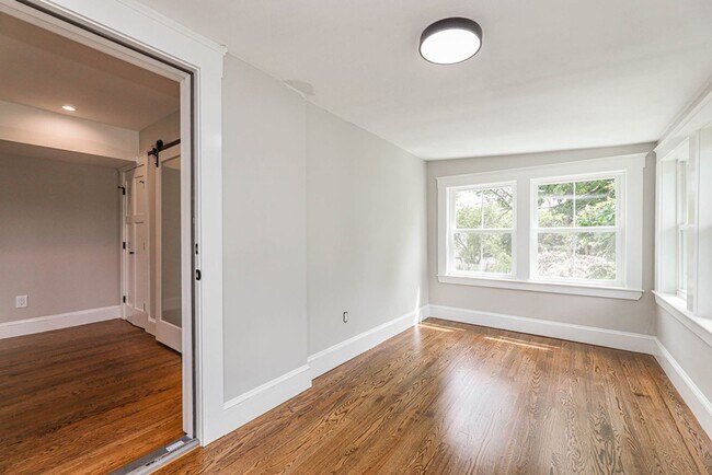 Building Photo - Modern 4bed 3 Bath with 3 parking
