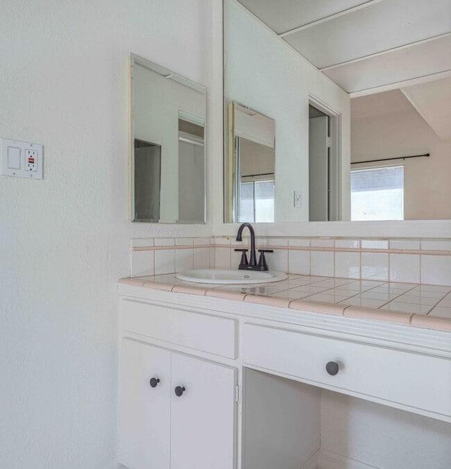 Building Photo - SPACIOUS 2 Bed Townhouse in Garden Grove