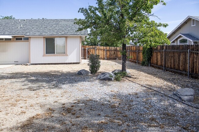 Building Photo - 3 Bed, 2 Bath, Huge Fenced Back Yard, 2-Car Garage in Wingfield Springs