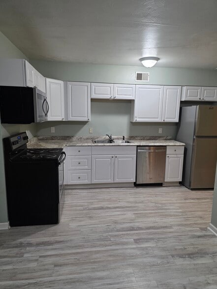 Building Photo - 209 W Green St