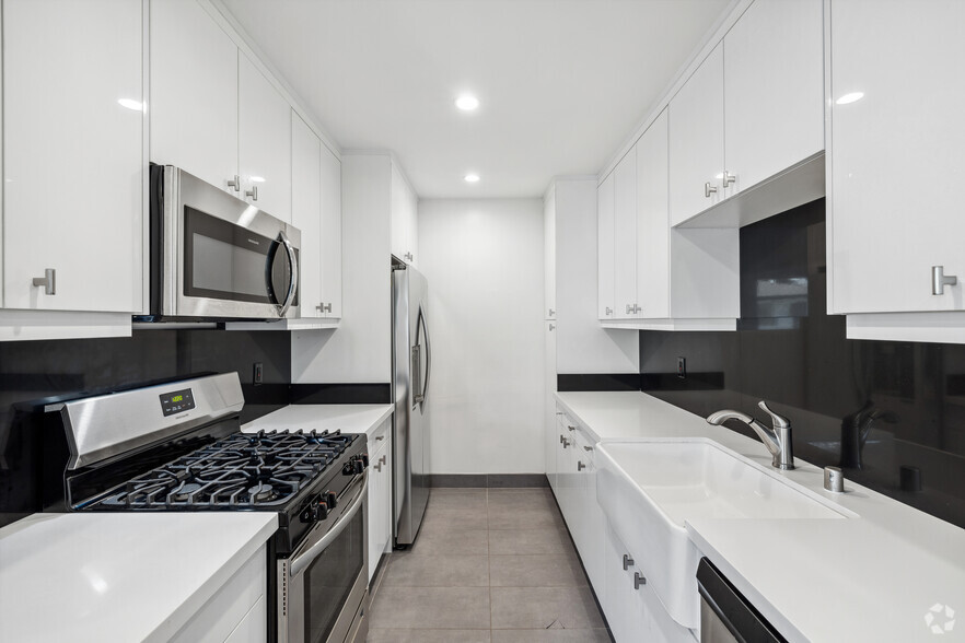 1BR, 1BA - 1,000SF - Kitchen - Sherman Oaks Riviera